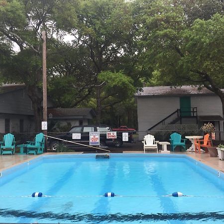 Captain'S Cove Motel 오크 아일랜드 외부 사진