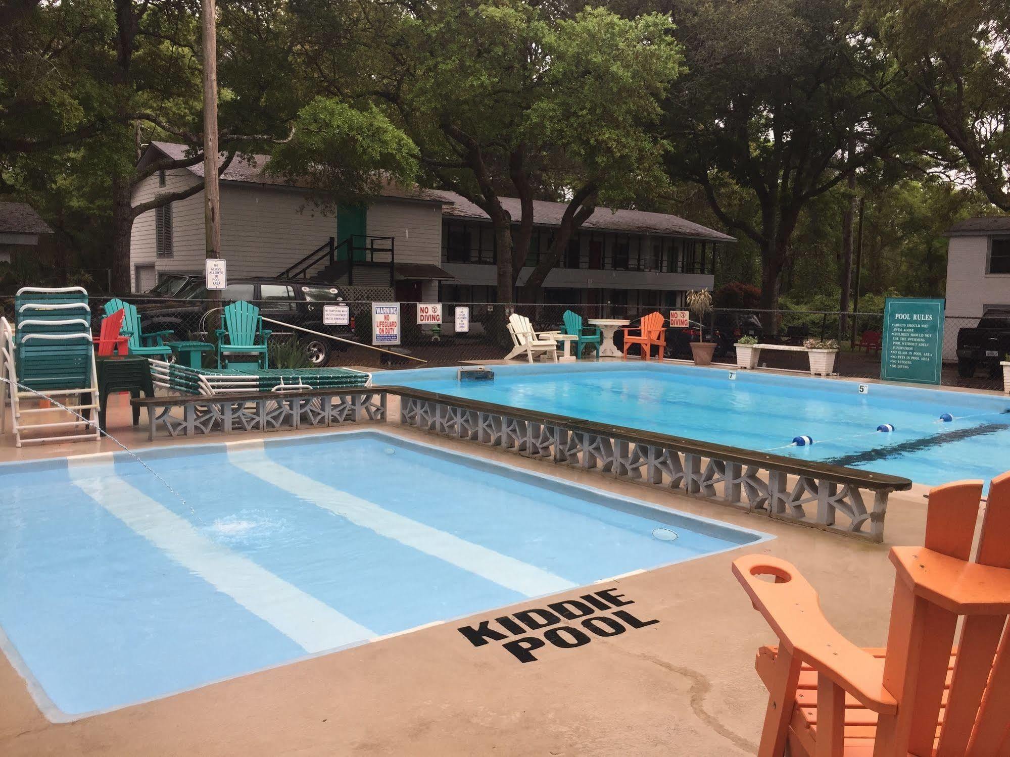 Captain'S Cove Motel 오크 아일랜드 외부 사진