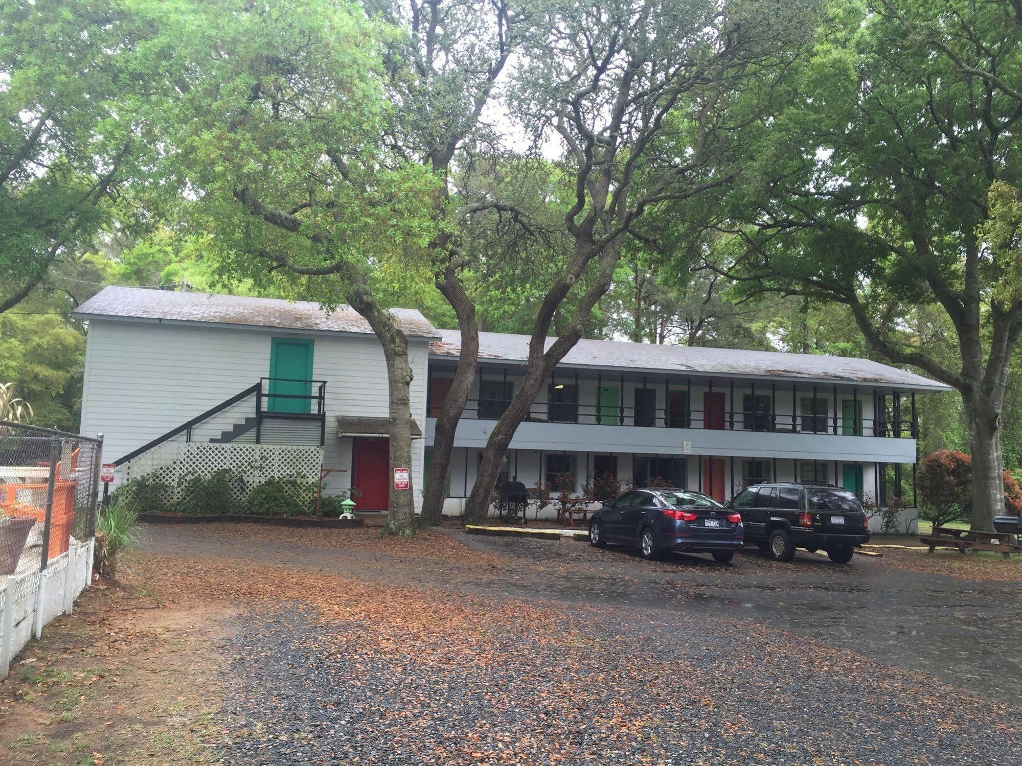 Captain'S Cove Motel 오크 아일랜드 외부 사진